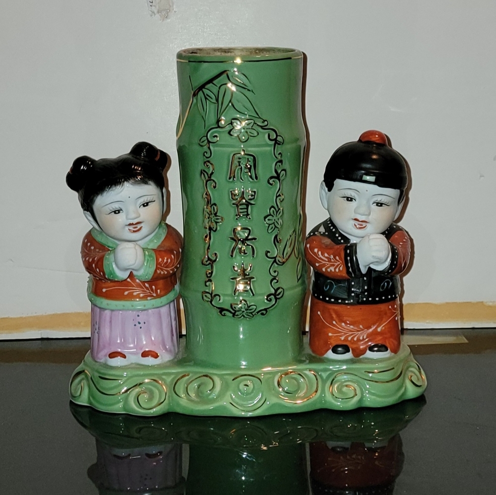 VINTAGE REAR HANDPAINTED CERAMIC CHINESE BOY/GIRL BAMBOO LOOK 8 1/2" VASE